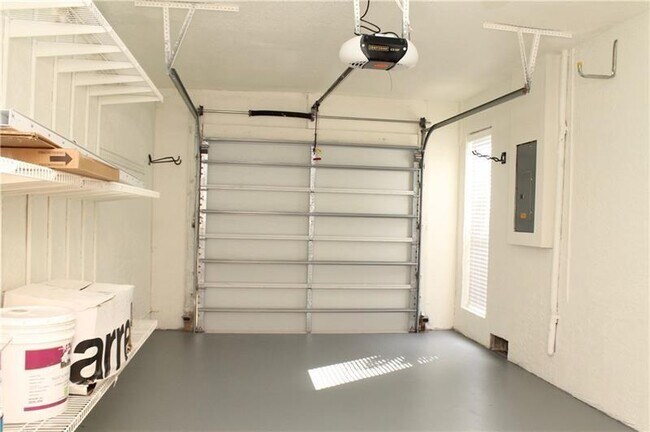 Building Photo - 6722 Canary Palm Cir