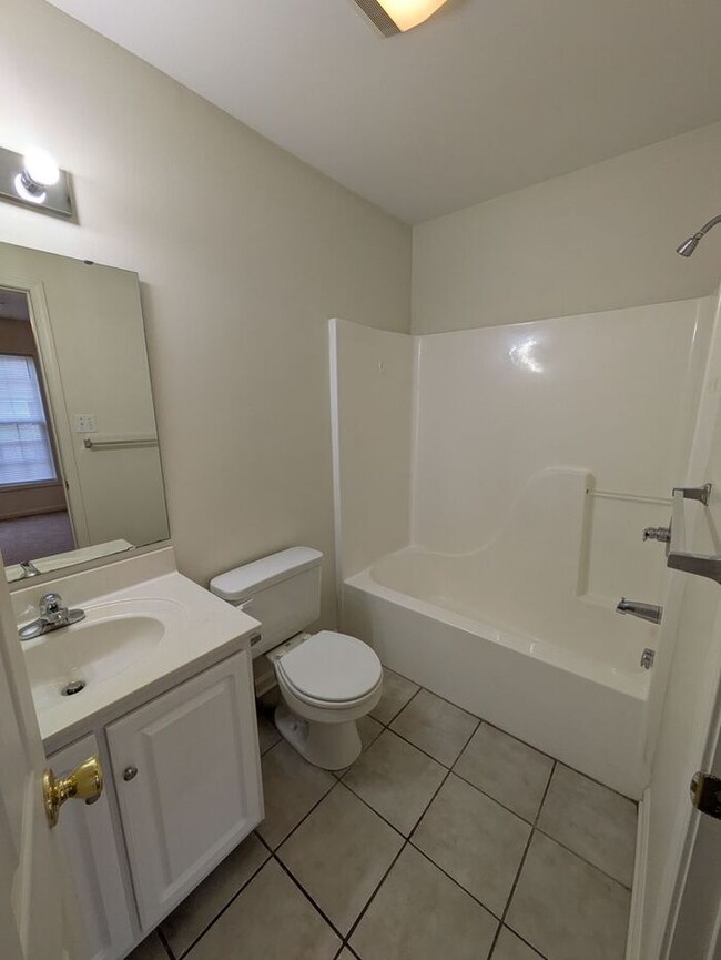 Building Photo - 2BD/2.5BA Unit at Water Oaks in Hickory