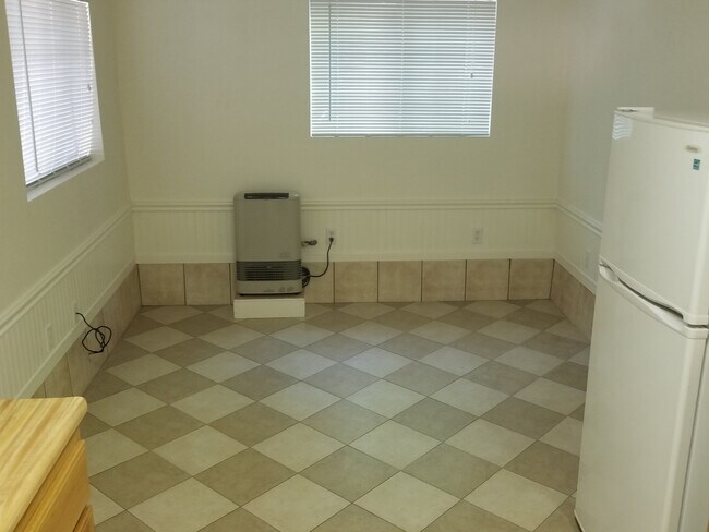 Building Photo - Great small house in Crestline