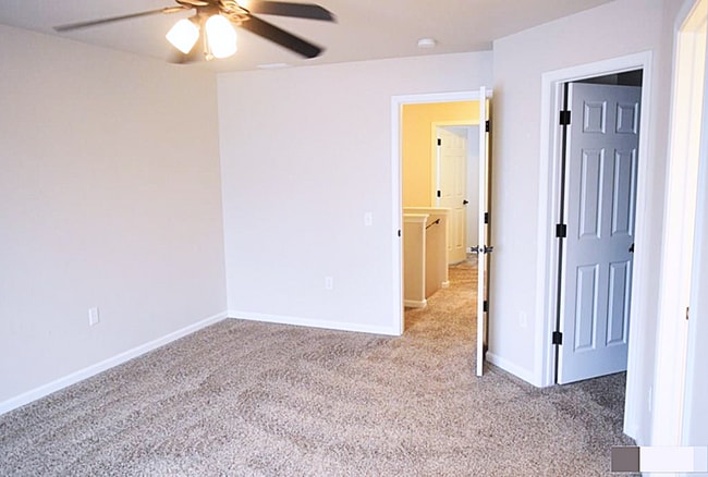 Building Photo - 3 Bed 2.5 Townhome