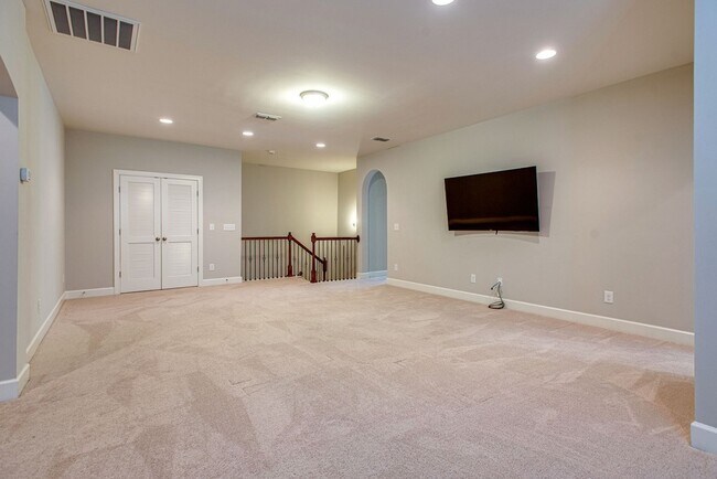 Building Photo - 9810 Glenmore Ln