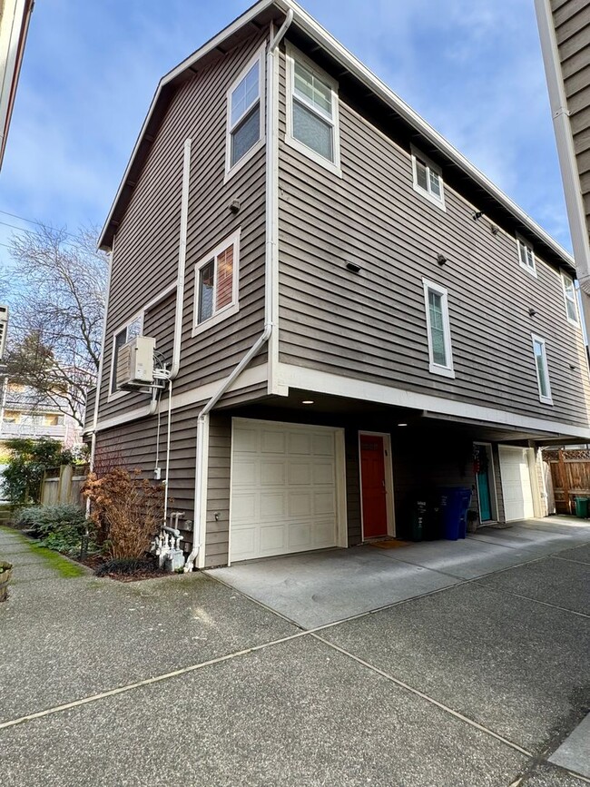 Building Photo - Ballard Townhome