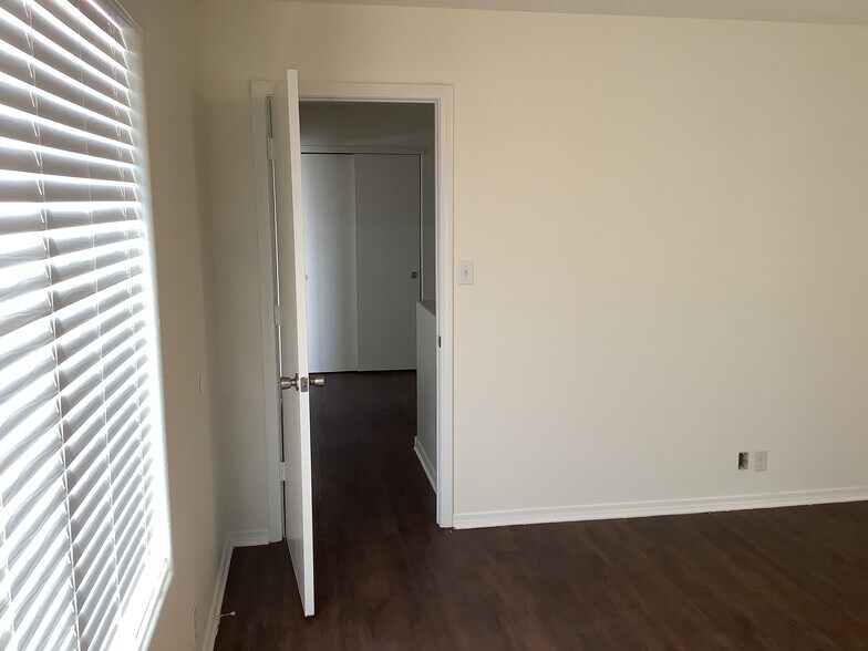 Building Photo - 1833 Chicoma Rd NE