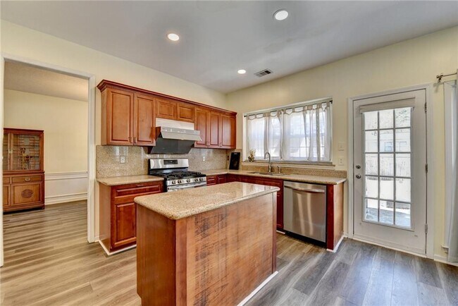 Building Photo - 435 Leasingham Way