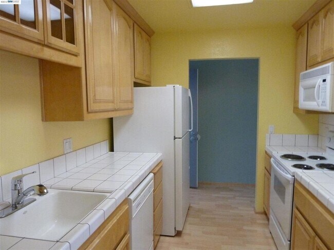 Building Photo - 39455 Albany Common