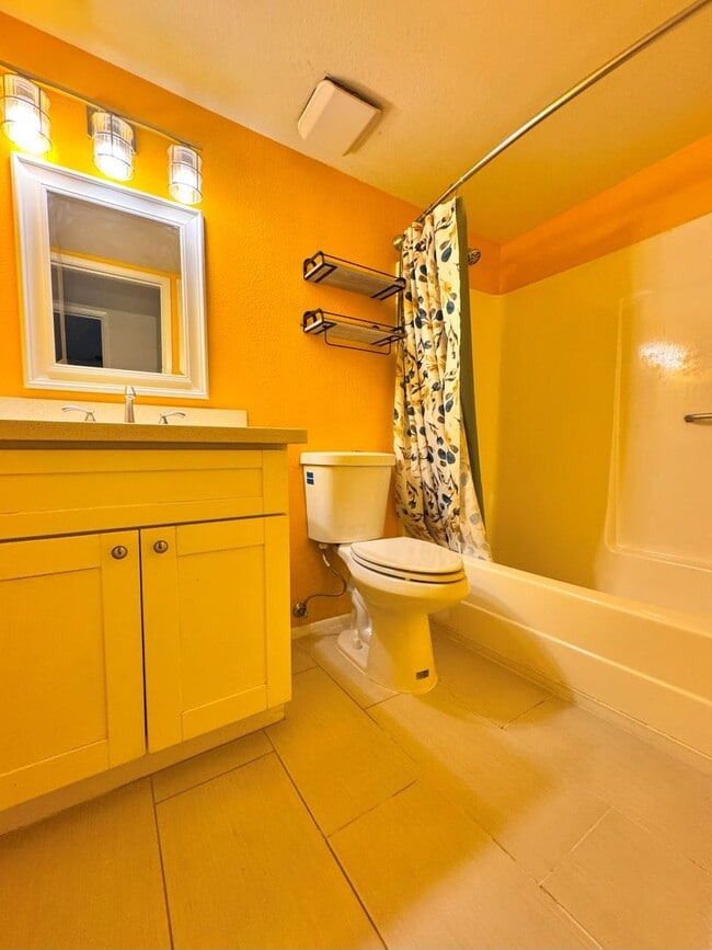 Building Photo - REMODELED 4 BEDROOM HOME WITH HUGE YARD, C...