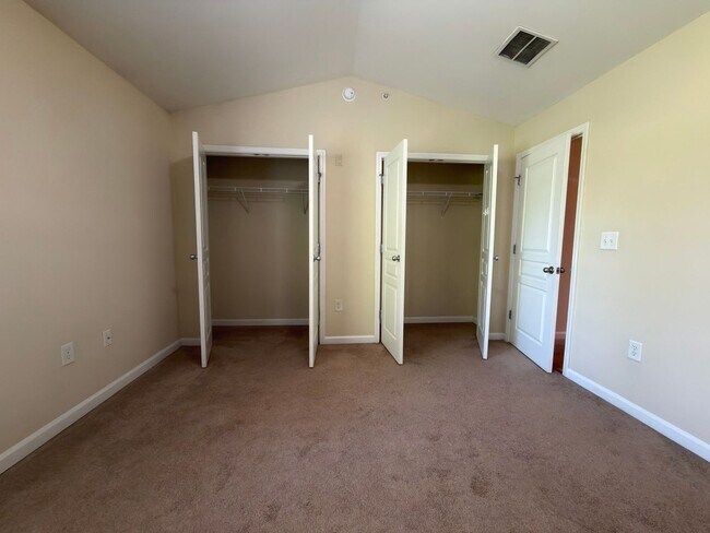 Building Photo - NOW AVAILABLE!  3 bedroom/3 bath condo for RENT!  $2400 per month - Free Shuttle to UTK campus!