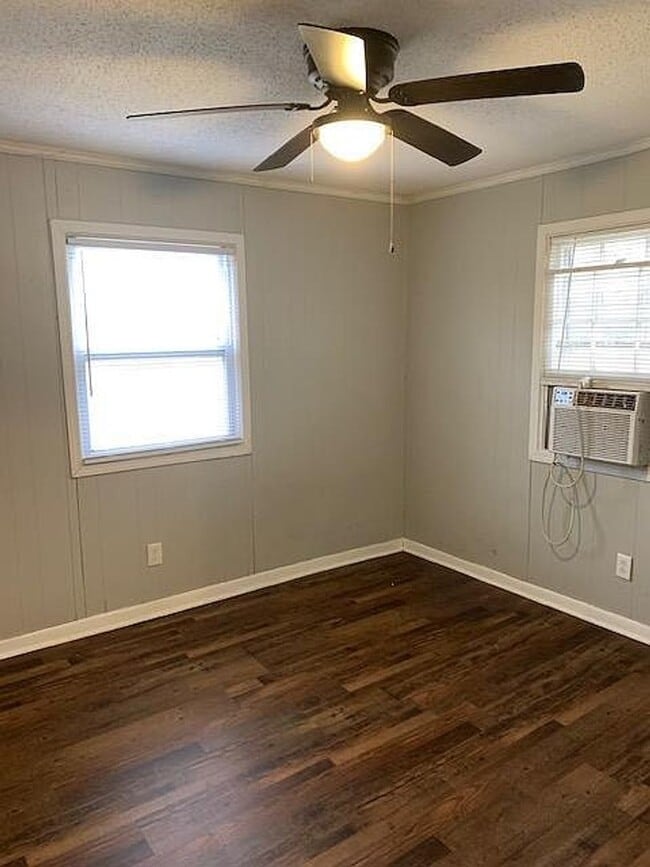 Building Photo - AVAILABLE NOW!!!  BEMIS LOCATION-  GREAT 2 BEDROOM HOME!!!!!