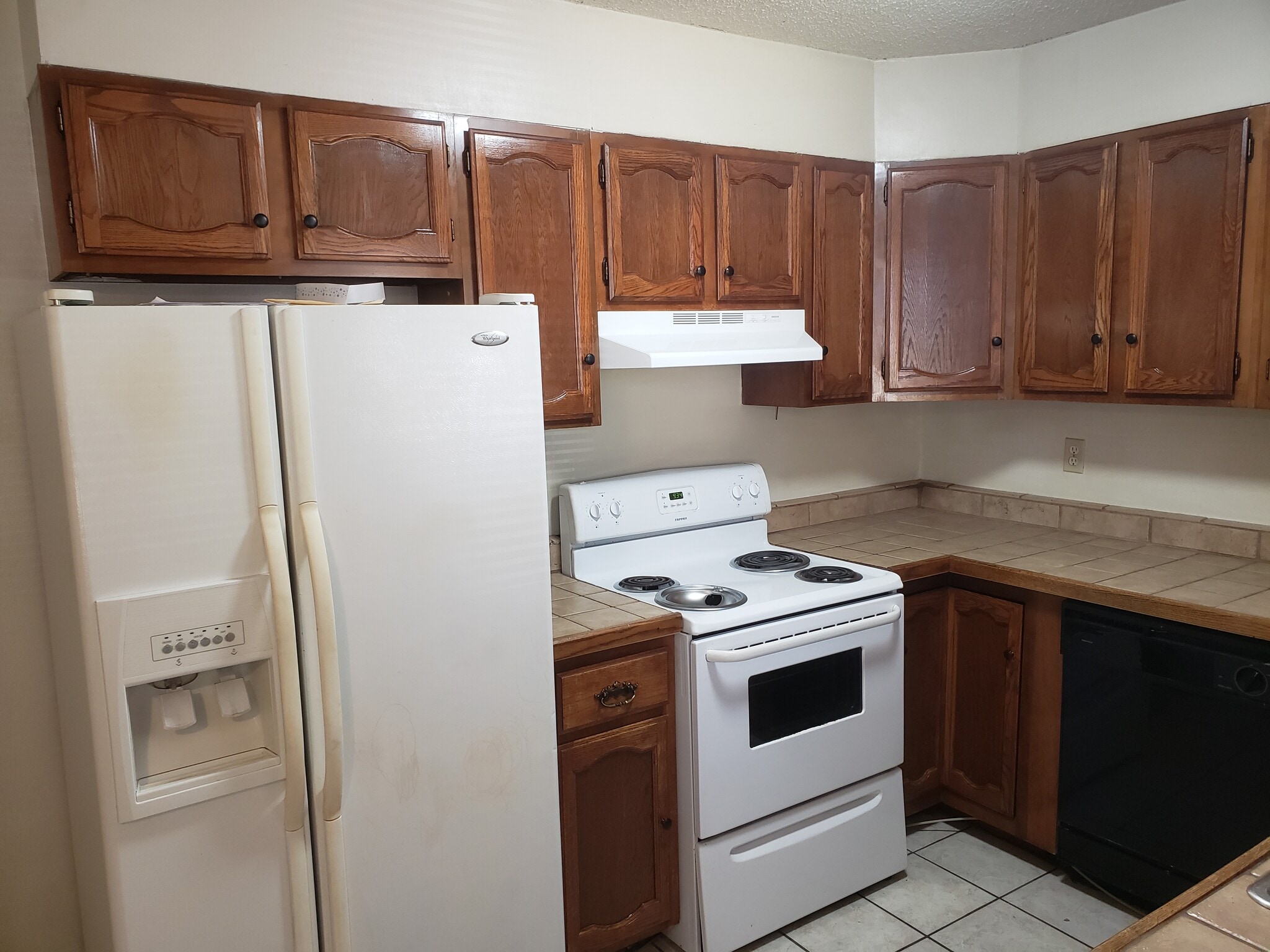 Kitchen with side by side fridge with ice and water in the door - 931 McFarlan Ave