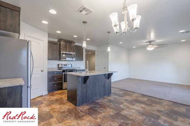 Building Photo - End Unit Fossil Hills Townhome with 3 Beds and 2.5 Baths