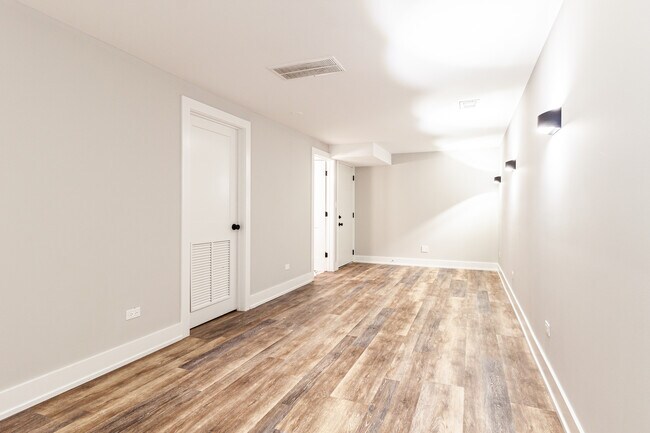 Building Photo - 2509 W Diversey Ave