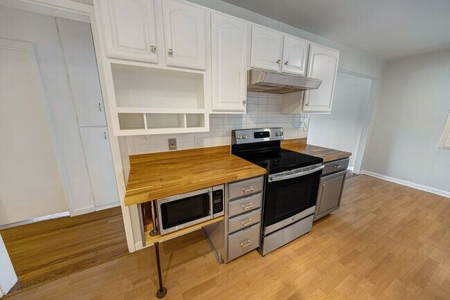 Building Photo - Charming 3-Bedroom Home Near CMU with Bonus Room