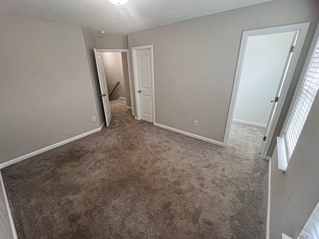 Building Photo - Lovely 2 bedroom 2 1/2 bathroom Townhome in Northeast Greensboro!