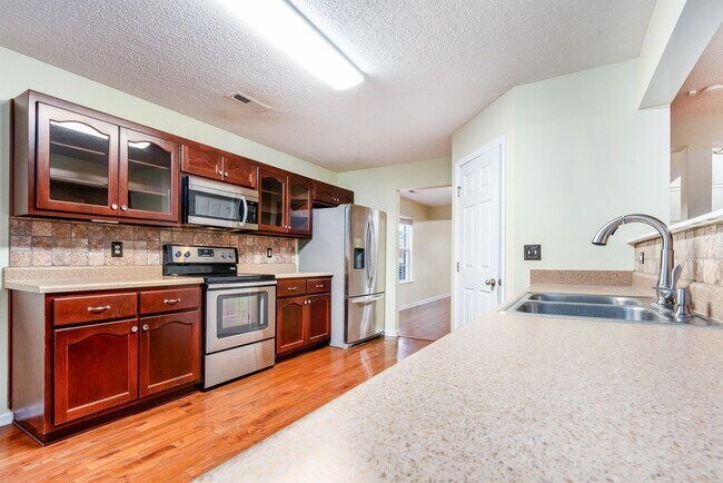 Building Photo - 117 Vancouver Rd