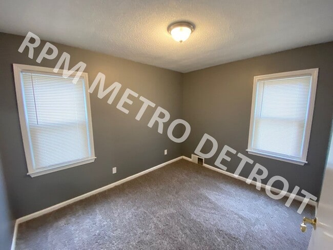 Building Photo - MOVE-IN READY BUNGALOW IN REDFORD