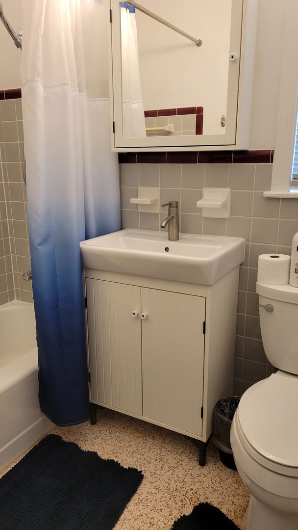 Building Photo - Annual UNfurnished nicely renovated 2/1 ha...