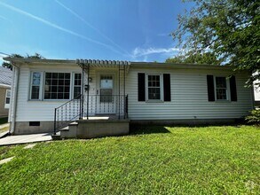 Building Photo - 3-Bed 2-Bath in Town with 3-Car Garage!