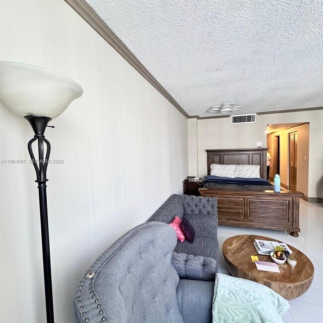 Building Photo - 999 Brickell Bay Dr