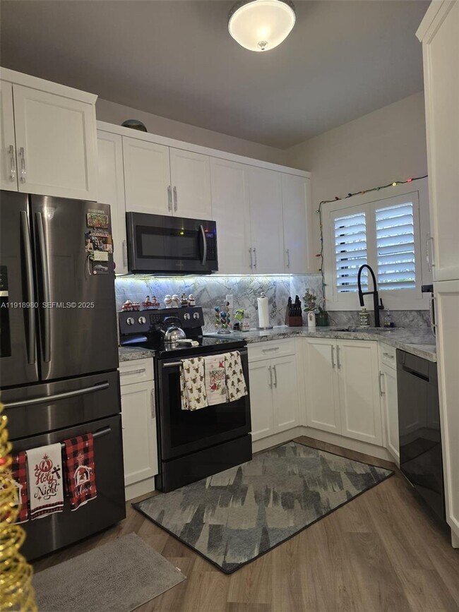 Building Photo - 15529 Miami Lakeway N