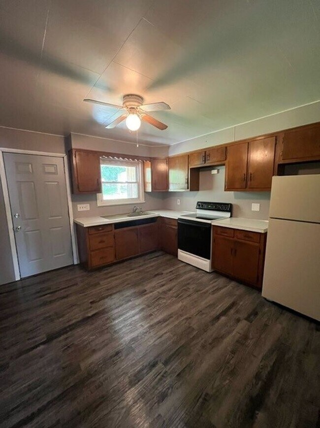 Building Photo - 2 Bedroom 1 Bath