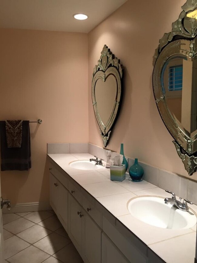E-n suite bathroom - 11970 Montana Ave