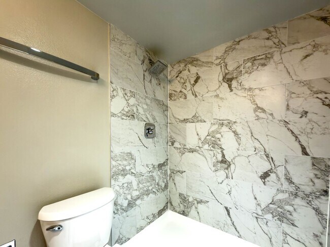 Building Photo - Spacious 3BR Condo in Downtown Glendale!