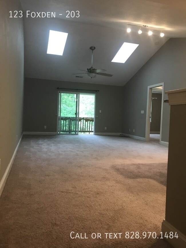 Building Photo - 123 Foxden-203