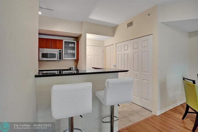 Building Photo - 804 E Windward Way