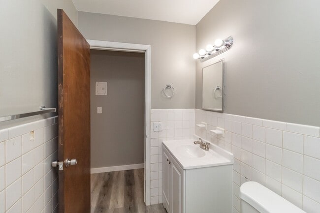 Building Photo - Beautiful updated Main-Level unit in Fabul...