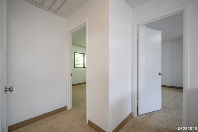 Building Photo - Rarely Available 3-bed/2.5-bath/2-parking Townhouse in Aiea