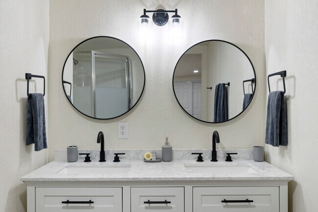 Building Photo - 4005 W Lincoln St