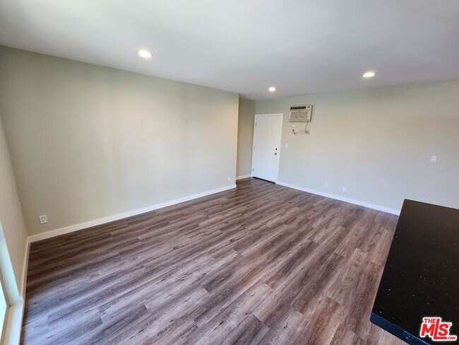 Building Photo - 7925 Vineland Ave