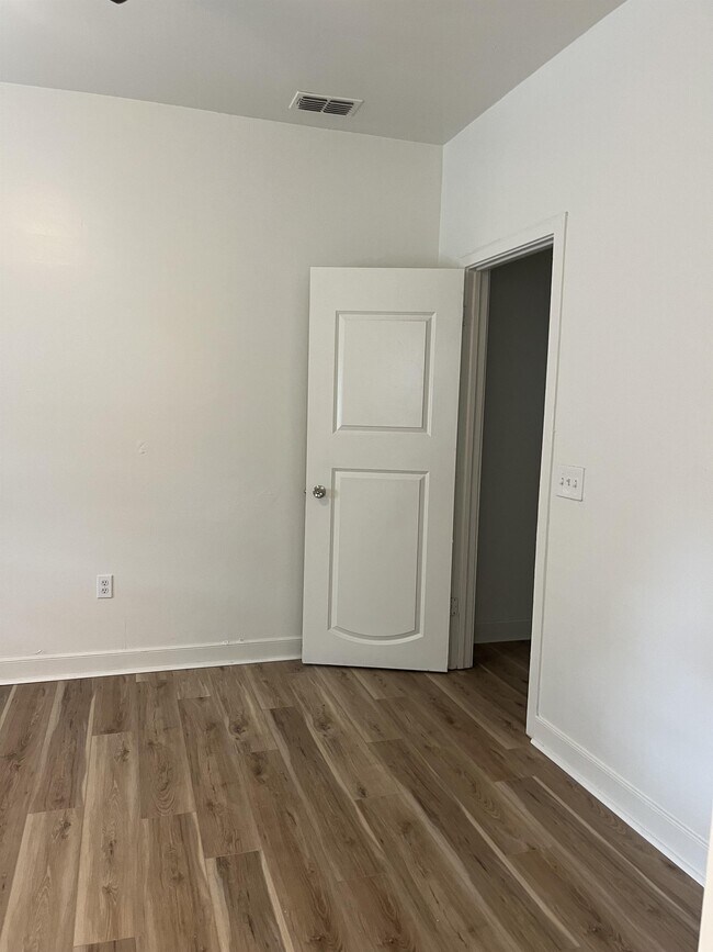 Building Photo - 2504 Danson St