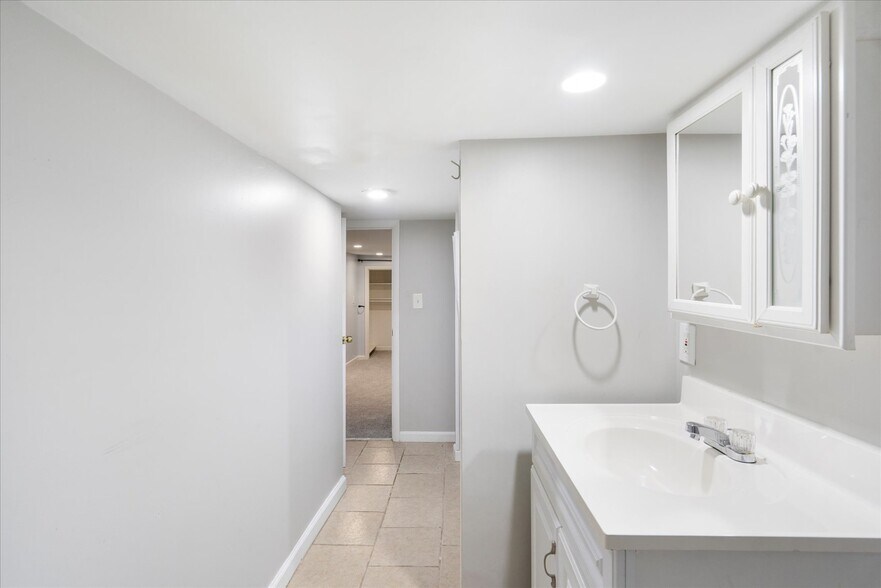 Building Photo - 57 E Heath St