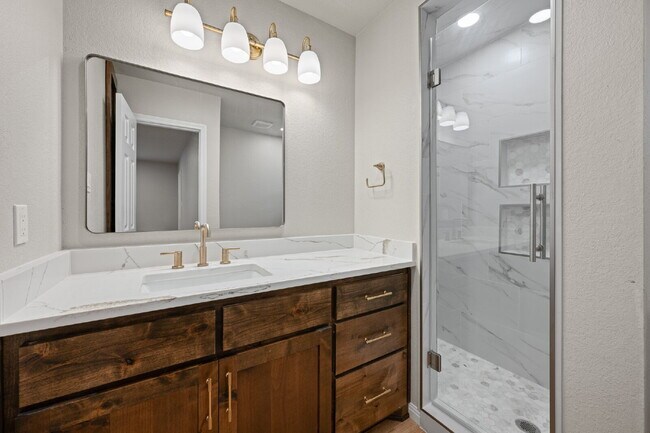 Building Photo - 2 Bed, 2 Bath Duplex