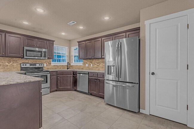 Building Photo - Beautiful 3-Bedroom Home with Open Layout & Fenced Backyard!