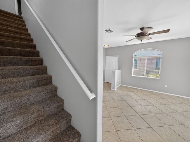 Building Photo - 4Bedroom/2.5Bath Townhome Ready for You!!