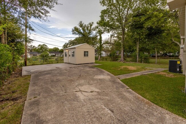 Building Photo - Just Renovated! Close to Hwy 287 Immediate...