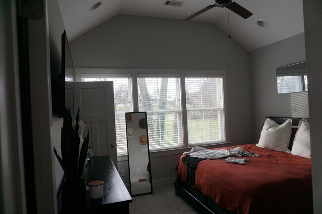 Building Photo - 509 Rosedale Ave E