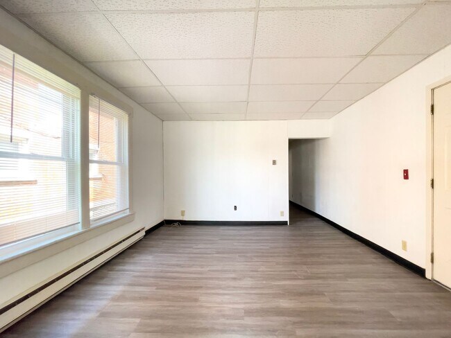 Building Photo - Charming 1-Bedroom Apartment Near Ball State!