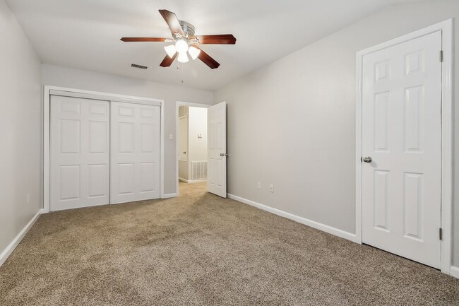 Building Photo - 904 St Julien Dr