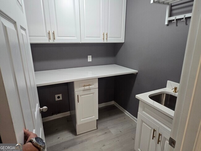 Building Photo - 3490 Southpointe Hill Dr NE