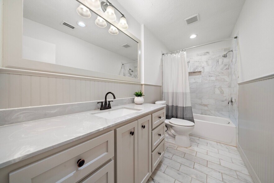 Building Photo - 2220 Bering Dr