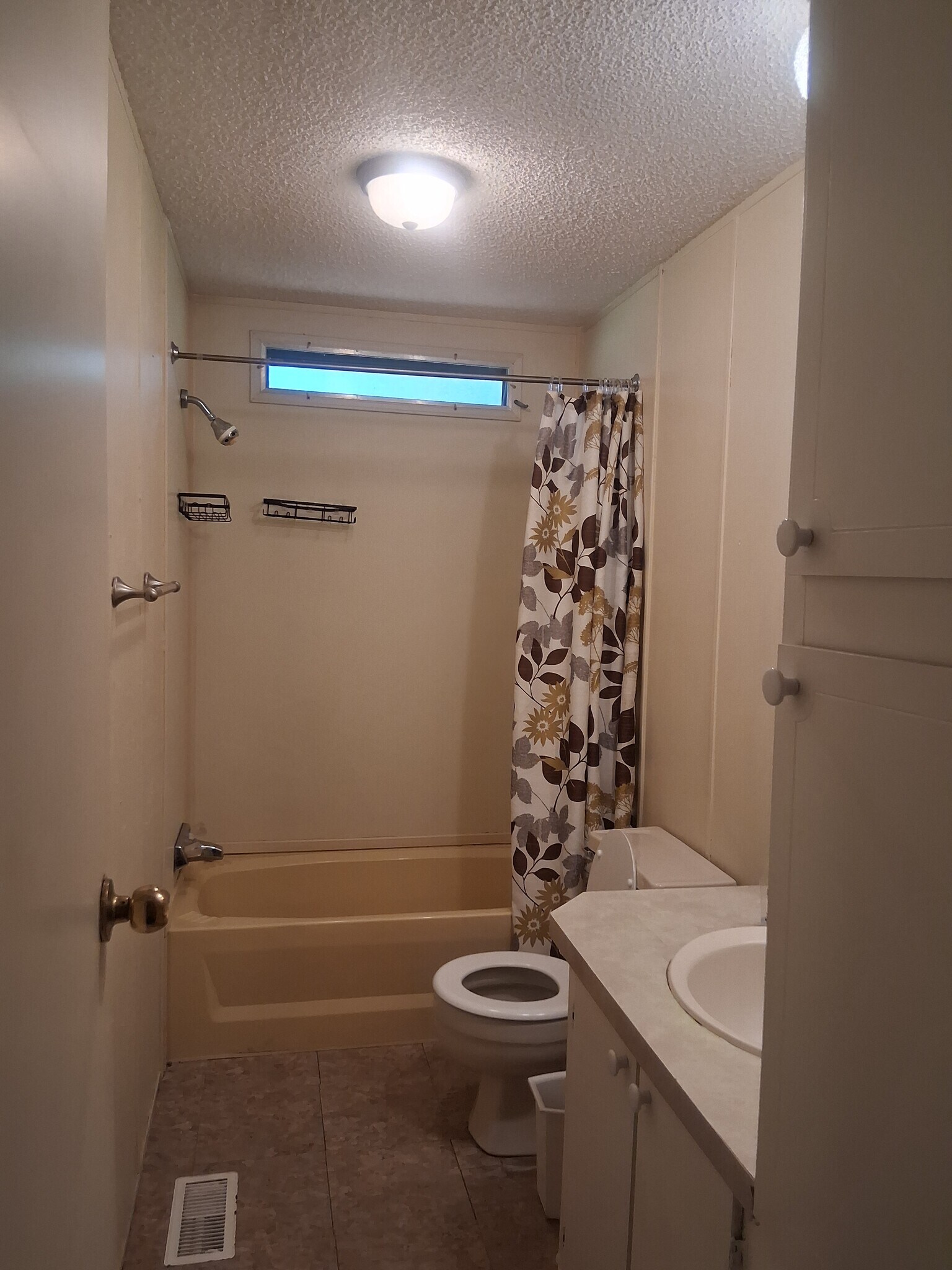 Hall bath - 11900 SW 121st Ave