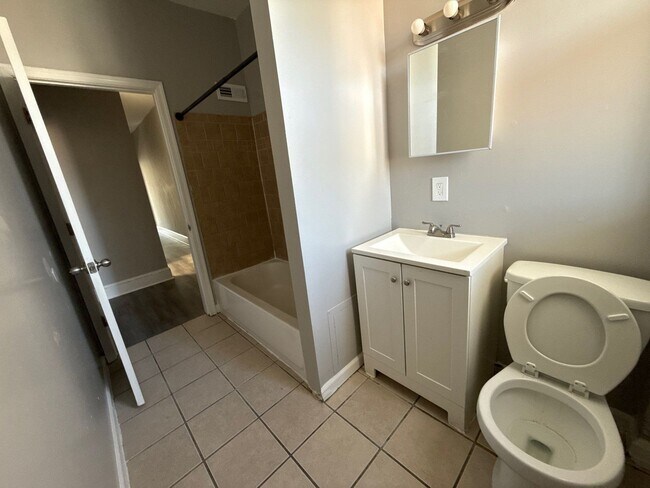 Building Photo - Three Bedroom Home In Baltimore With Park View