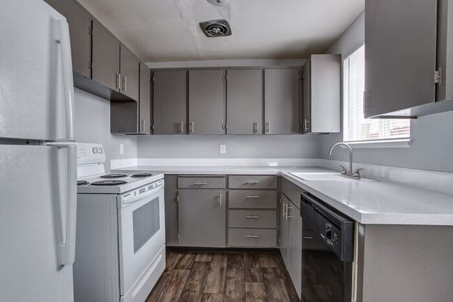 Primary Photo - Great 1 Bed 1 Bath unit waiting for you to...