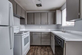 Building Photo - Great 1 Bed 1 Bath unit waiting for you to...