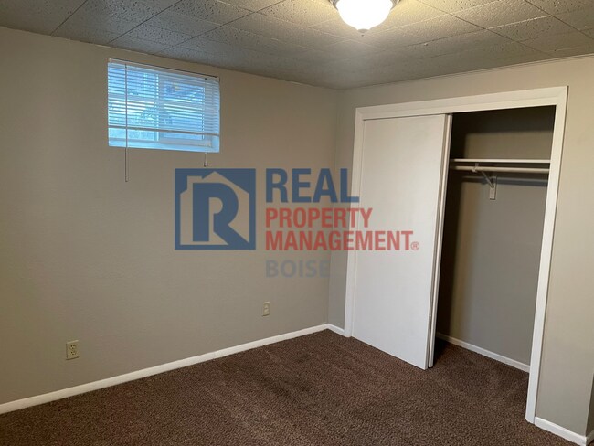 Building Photo - Spacious Basement Apartment in Downtown Ca...