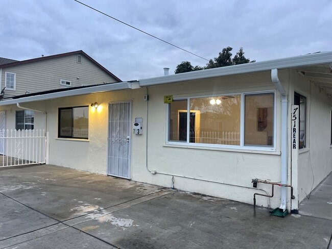 Primary Photo - 753 Bartlett Ave