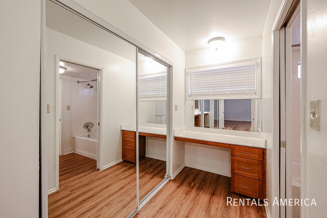 Building Photo - 4824 N Woodmere Fairway